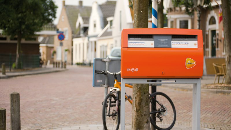 PostNL krijgt ACM-boete van bijna 7 miljoen euro voor te late postbezorging