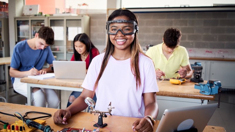 Girls’ Day 2026: Duizenden tieners vandaag op bezoek bij technische bedrijven